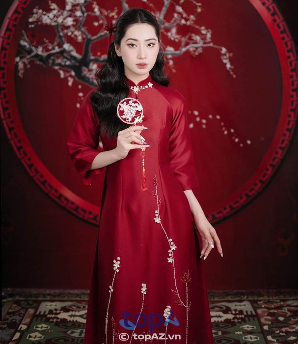 HaiTa Wedding là cửa hàng cho thuê áo dài cưới hỏi tại TP. Đồng Hới, nổi bật với sự lựa chọn đa dạng và phong phú cho các cặp đôi.