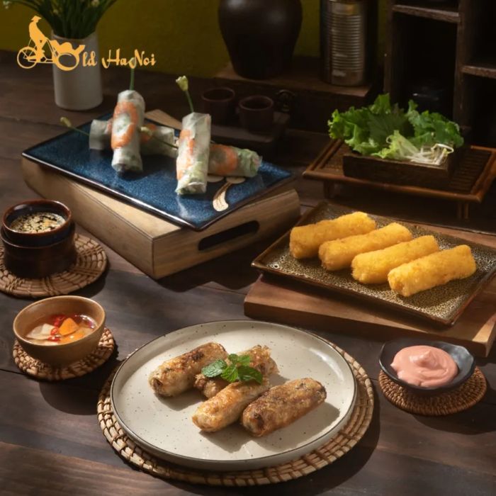 Bức ảnh đầu tiên chụp lại những món ăn đặc trưng của Old Hanoi - sự hòa quyện hoàn hảo giữa hương vị truyền thống và nghệ thuật trình bày hiện đại.