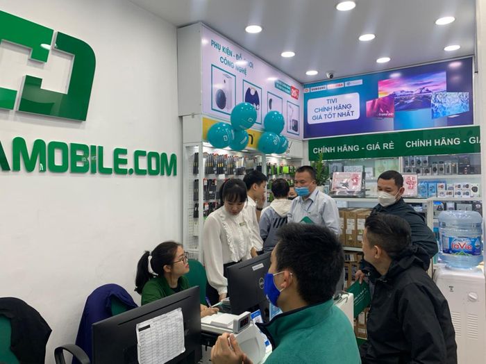 [Hình ảnh] Nhân viên Hoàng Hà Mobile tư vấn tận tình cho khách hàng