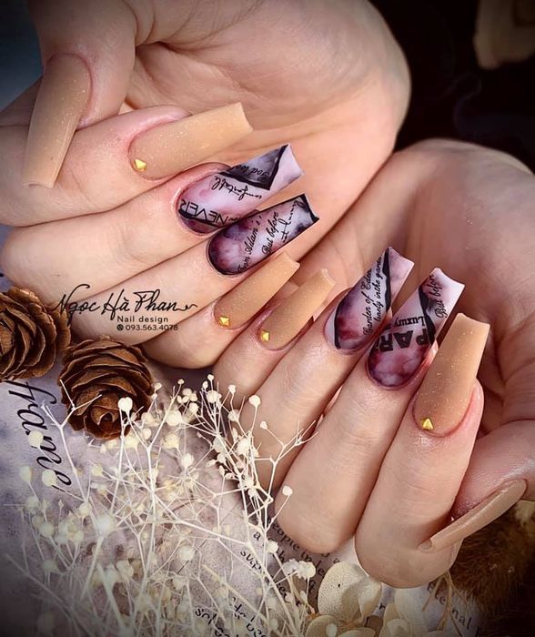 Nails Ngọc Hà Phan ảnh 2 – Khoảnh khắc học viên miệt mài bên từng mẫu thiết kế tinh tế.