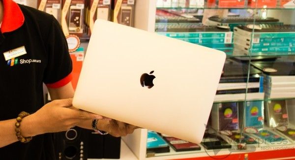 [Hình ảnh] Không gian trưng bày MacBook sang trọng tại FPT Shop