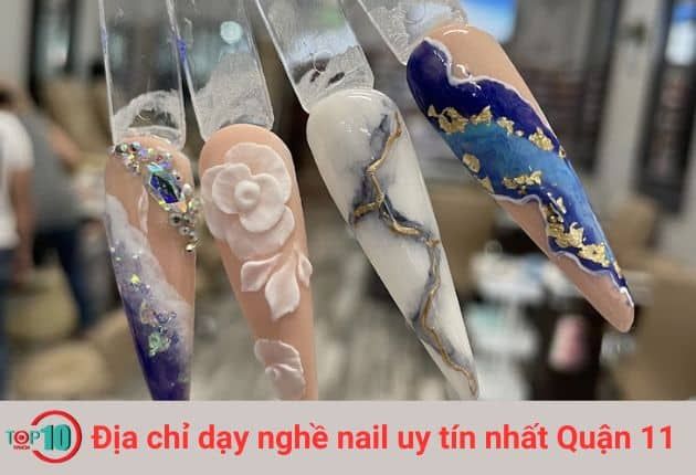 Cali Nails – Spa là nơi bạn có thể hoàn thiện tay nghề với sự cam kết hỗ trợ tận tâm, đảm bảo bạn thành thạo nghề nail trước khi ra trường. Trung tâm cung cấp đầy đủ dụng cụ học tập và áp dụng chương trình đào tạo theo tiêu chuẩn quốc tế, đúng như cam kết ban đầu. Mỗi học viên sẽ được học trực tiếp 1 kèm 1, không phát sinh chi phí thêm, cùng một hợp đồng đào tạo để bảo vệ quyền lợi trong suốt quá trình học.