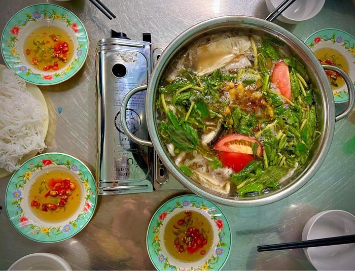 Không gian ấm cúng tại Lẩu Cá Đuối Cô Hồng - Ảnh 2