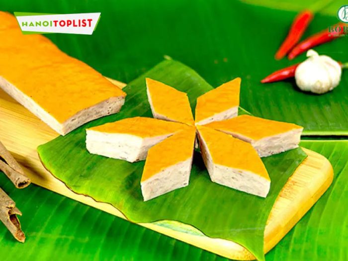 Giò Chả Bộ Bích được biết đến là một địa chỉ uy tín, được nhiều thực khách yêu thích khi tìm kiếm chả quế Hà Nội ngon. Nổi bật với thương hiệu Giò Chả Ước Lễ gia truyền, các sản phẩm tại đây luôn được chế biến tỉ mỉ, giữ trọn vẹn hương vị đặc trưng. Các món như chả cá, chả cốm, chả mỡ, chả sụn, và chả quế đều rất được ưa chuộng tại cơ sở này.