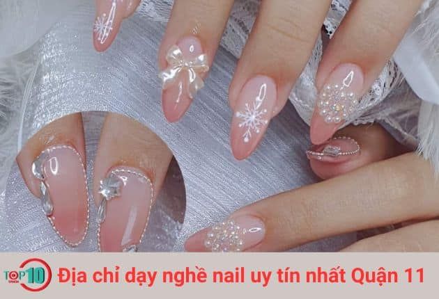 Khóa học nail tại Crown Nails: Tại đây, học viên sẽ được học các kỹ thuật nail hiện đại, nâng cao tay nghề và chuẩn bị sẵn sàng để trở thành những chuyên gia trong ngành.