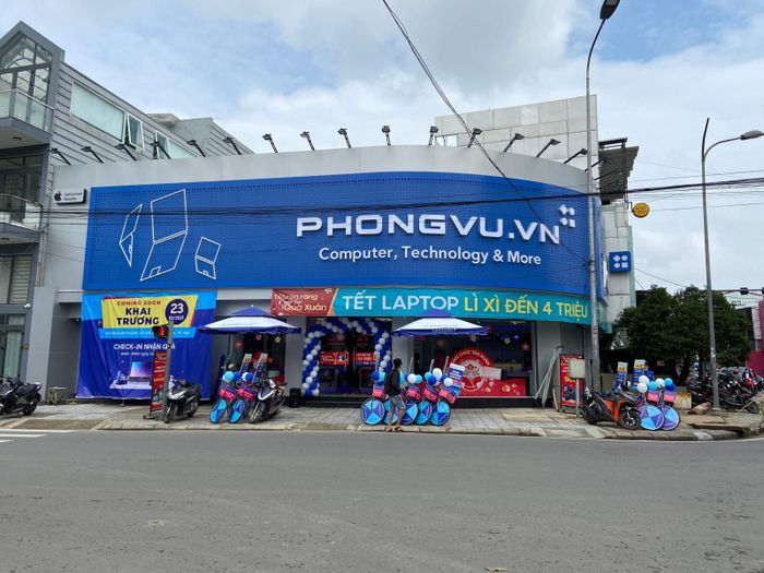 Hình ảnh đội ngũ tư vấn tận tâm tại Phong Vũ