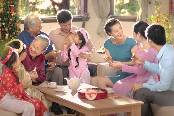 Hình ảnh minh họa: Bố mẹ bên mâm cỗ Tết
