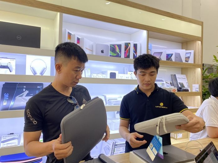 Hình ảnh không gian mua sắm hiện đại tại LaptopVANG