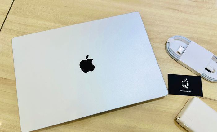[Hình ảnh] Nhân viên Q.Mac Store tư vấn nhiệt tình cho khách hàng