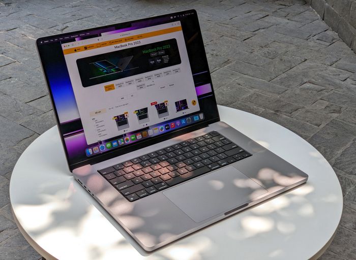 Hình ảnh đội ngũ tư vấn nhiệt tình tại LaptopVANG