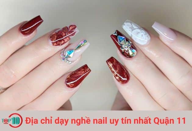 Cali Nails – Spa là một trong những địa chỉ uy tín và chất lượng hàng đầu tại Quận 11, chuyên cung cấp các khóa học nail, giúp học viên nắm vững những kỹ thuật làm móng hiện đại và chuyên nghiệp.