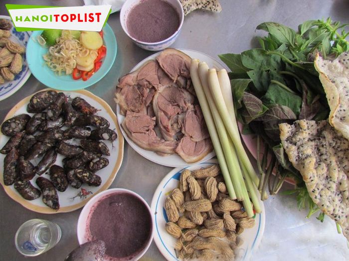 Mơ Hoa – Quán thịt chó ngon tại Hà Nội không thể bỏ qua. Đây là một trong những địa chỉ được yêu thích của dân sành ăn với những món thịt chó chuẩn vị. Bạn có thể thưởng thức tại chỗ, mang về hoặc sử dụng dịch vụ giao hàng tận nơi. Quán có đội ngũ nhân viên tận tình, thân thiện, luôn sẵn sàng phục vụ khách hàng chu đáo.