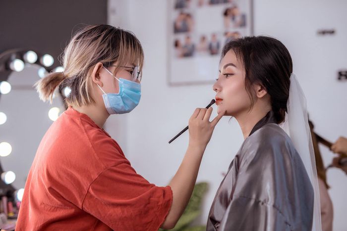 Thêm vào đó với những kiểu tóc tết, búi, đánh phồng nhẹ nhàng, trẻ trung kết hợp cùng váy cưới và áo dài truyền thống, chắc chắn rằng các cô dâu sẽ có một diện mạo thật lộng lẫy, phục sức sang trọng và bung toả vẻ đẹp rạng ngời trong ngày trọng đại của cuộc đời mình.
