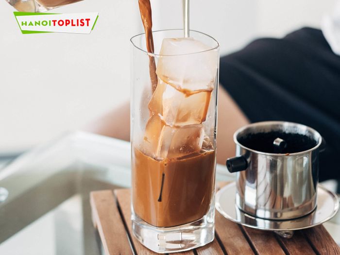 quan-cafe-mo-xuyen-dem-ha-noi-cafe-ay-Tripi