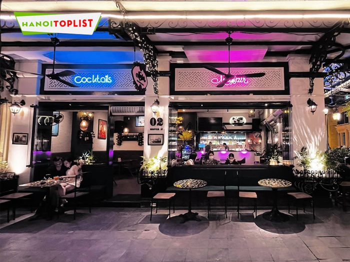 mayfair-lounge-quan-cafe-mo-xuyen-dem-ha-noi-Tripi