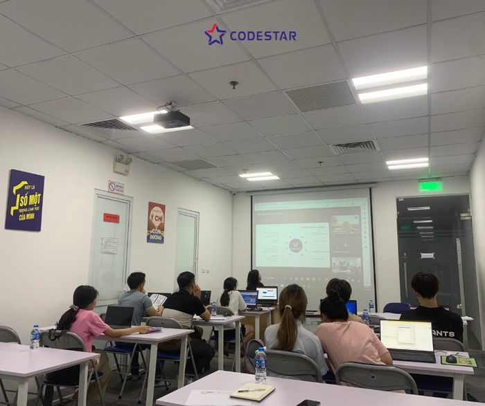 Hình ảnh lớp học thực hành tại CodeStar Academy