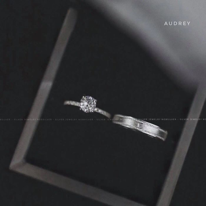 Nobsilver, với đội ngũ trẻ trung và đầy nhiệt huyết, luôn mong muốn tạo ra những giá trị đặc biệt qua từng sản phẩm. Mỗi món trang sức không chỉ là vật phẩm, mà là sự trao gửi những niềm vui, tình cảm chân thành và hạnh phúc, mang đến cho khách hàng sự tự hào khi sở hữu.