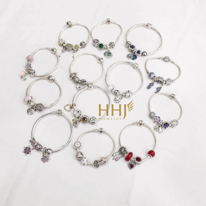 Bên cạnh các sản phẩm có sẵn, Hồng Hà Jewelry còn nhận đặt hàng theo yêu cầu với mức giá hợp lý và chất lượng đảm bảo. Bạn có thể mua hàng trực tiếp tại cửa hàng hoặc đặt mua qua fanpage và thanh toán qua ngân hàng. Với đội ngũ nghệ nhân tài ba và nhân viên chuyên nghiệp, nhiệt tình, Hồng Hà Jewelry cam kết mang đến những sản phẩm và dịch vụ xuất sắc, đáp ứng đầy đủ các yêu cầu của khách hàng.