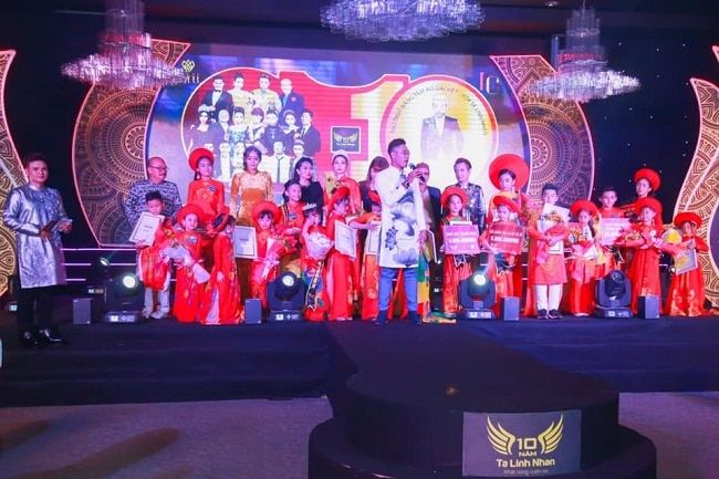 Khoảnh khắc đại diện Phạm Gia Media chia sẻ tại lễ kỷ niệm 10 năm sự nghiệp NTK Tạ Linh Nhân