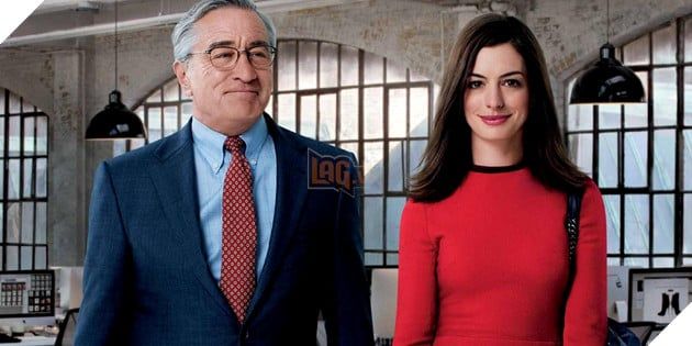 Hình ảnh Robert De Niro và Anne Hathaway trong tác phẩm điện ảnh mới