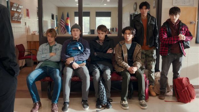 Noah LaLonde, Sarah Rafferty, Connor Stanhope, Corey Fogelmanis, Myles Perez, Isaac Arellanes và Ashby Gentry trong Small Town Rumors