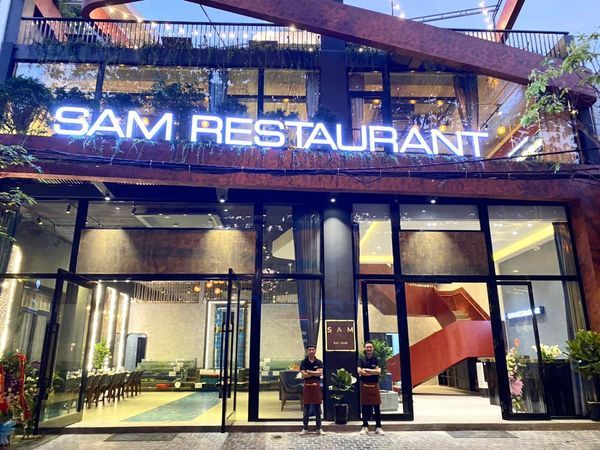 Góc bếp mở và bể hải sản tươi sống tại Nhà Hàng SAM