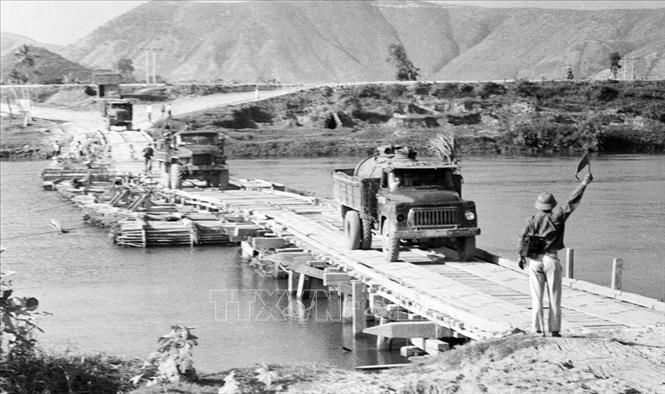 Tranh minh họa: Đoàn xe không kính trên đường Trường Sơn