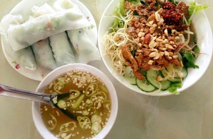 Top 10 quán ăn lâu năm nổi tiếng Huế: Bánh ướt thịt nướng Huyền Anh - tinh hoa ẩm thực đường phố