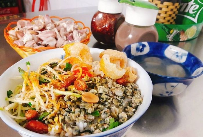 Top 10 quán ăn lâu đời nhất Huế - Cơm hến Hoa Đông giữ trọn hương vị truyền thống