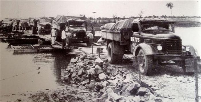 Tranh minh họa: Tiểu đội xe không kính hành quân