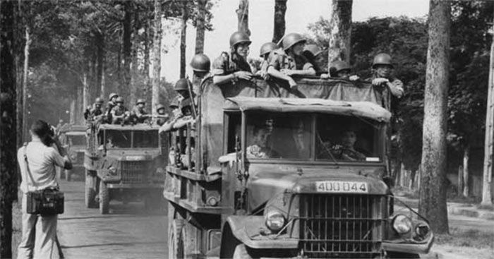 Tranh minh họa: Đoàn xe không kính trên đường Trường Sơn