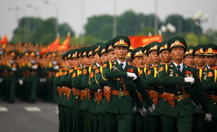 Hình ảnh minh họa người lính và hoa hồng (Nguồn: internet)