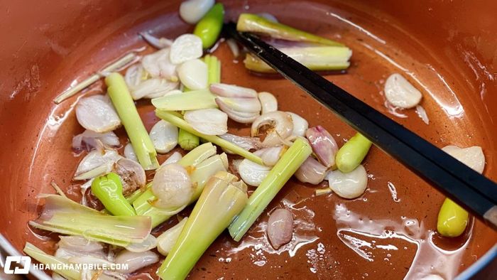 huong-dan-nau-nuoc-lau-ga-la-e-chuan-vi-6