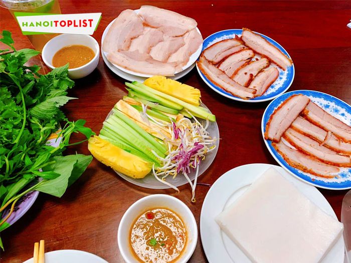 banh-trang-cuon-thit-heo-hoang-beo-Tripi
