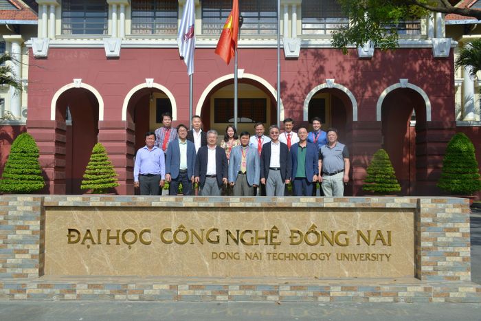 Hình ảnh sinh viên thực tập tại nhà máy chế biến thực phẩm