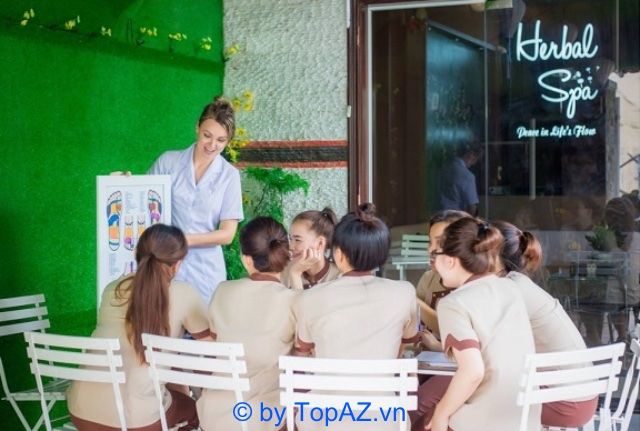 Massage bầu tại Herbal Spa