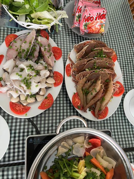Góc ẩm thực đậm chất địa phương tại Quân Cát Bà Family
