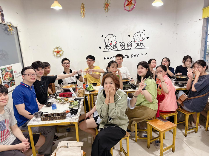 Không gian ấm cúng và món ăn trình bày tinh tế tại Zé Food