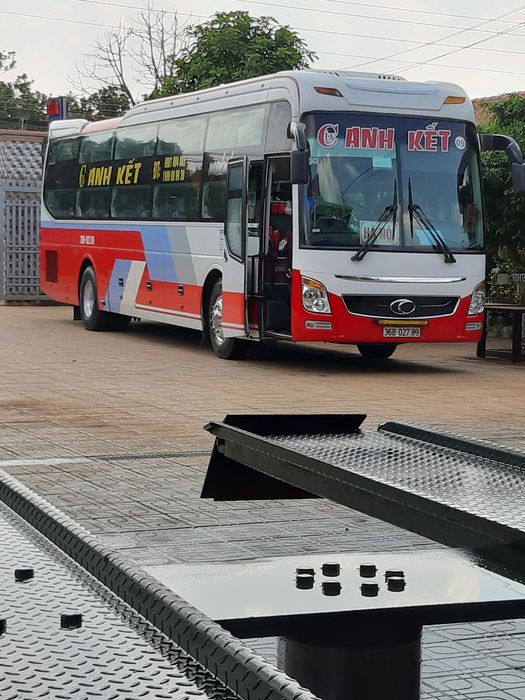 Không gian nội thất tiện nghi trên xe Anh Kết
