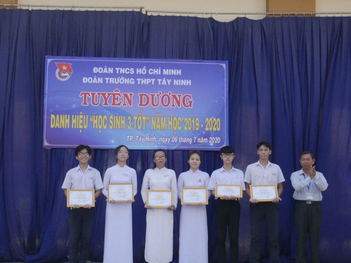 Ảnh 2: Khung cảnh ấn tượng của Trường THPT Tây Ninh