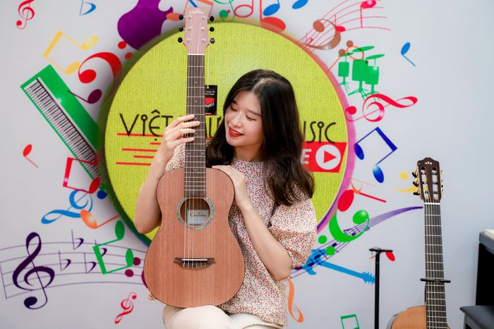 Hình ảnh showroom Việt Thương Music với đa dạng nhạc cụ quốc tế