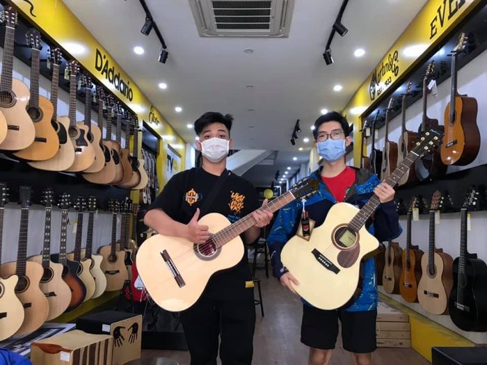 Hình ảnh không gian trưng bày đa dạng nhạc cụ tại TYGY Music