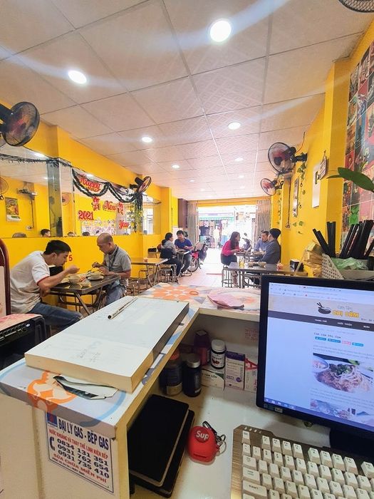 Cơm Tấm Chị Cám – Với sườn nướng mật ong thơm lừng, cơm dẻo mềm, là nơi bạn không thể không thử một lần.