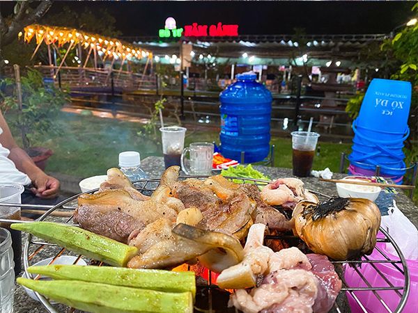 Bò Tơ Tây Ninh Năm Sánh - Khoảnh khắc 1: Không gian sân vườn rộng rãi với những món bò tơ hảo hạng
