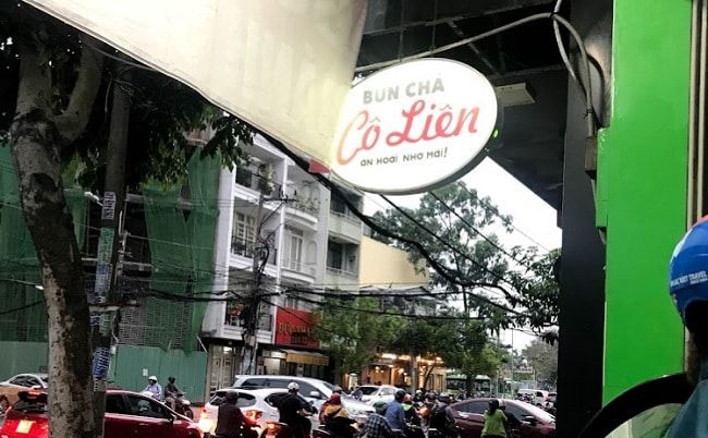 Bún Chả Cô Liên – Nơi bạn có thể thưởng thức món bún chả nướng thơm lừng, kết hợp với nước chấm đặc biệt đậm đà, mang đậm dấu ấn Hà Nội. Không gian quán sạch sẽ, thoáng đãng, thích hợp cho những buổi tụ họp gia đình và bạn bè