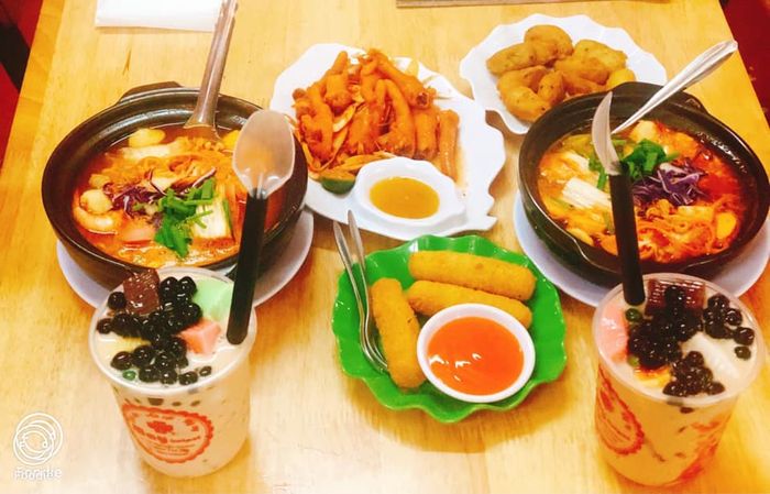 Những món ăn vặt hấp dẫn và không gian ấm cúng tại May Hotpot