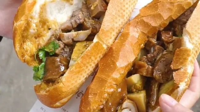 Bánh mì phá lấu bà 6 - Hương vị đậm đà giữa lòng Sài Gòn
