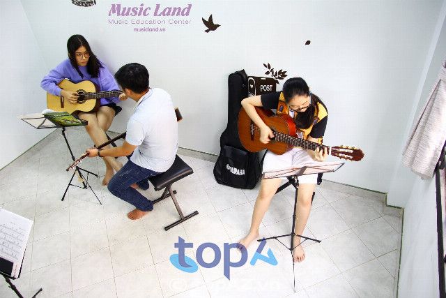 Trung Tâm Âm Nhạc Music Land tọa lạc tại quận Phú Nhuận, TP. HCM, là địa chỉ uy tín cho những ai yêu thích và muốn học đàn.