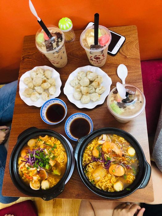 Không gian ấm cúng và những tô mì cay hấp dẫn tại May Hotpot