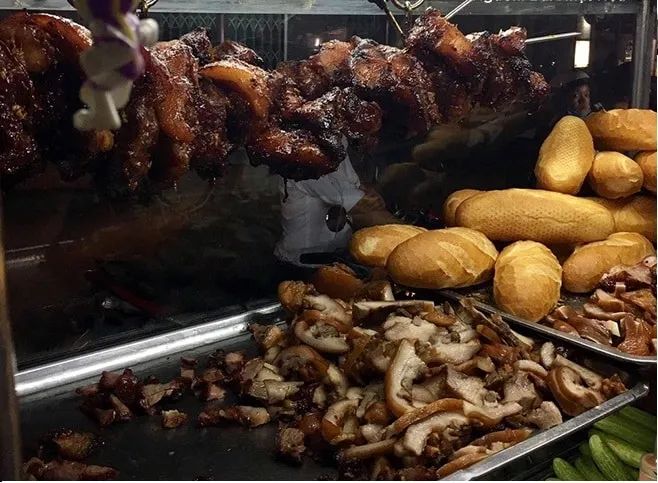 Bánh mì phá lấu xá xíu Nguyễn Thượng Hiền - Hội tụ tinh hoa ẩm thực đường phố